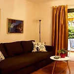 Con Jardin Y Piscina