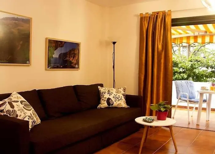 Con Jardin Y Piscina