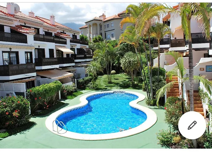 Con Jardin Y Piscina